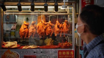 业者透露，新加坡许多鸡饭摊都在这段时间受到极大冲击，有近40%结业。