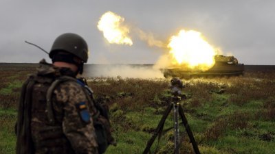 在乌克兰顿涅茨克前线的乌军于周一，看著2S1 Gvozdika自行榴弹炮向俄军阵地发射炮弹。（图取自法新社）