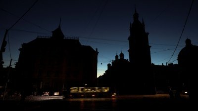 乌克兰城市利沃夫的民用基础设施周一遭俄导弹袭击后，市中心无电力供应，入夜后陷入一片漆黑。（图取自路透社）