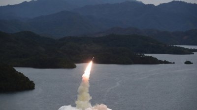 朝鲜官媒周一发布的照片中，包括疑似为潜射弹道导弹的发射场面。（图取自朝中社/法新社）