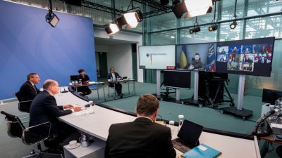 德国总理肖尔茨当地时间周二，在总理府透过视讯参与G7和欧盟，以及乌克兰总统泽连斯基的视讯会议，商讨俄乌战事最新情况。（图取自Steffen Kugler/BPA/路透社）