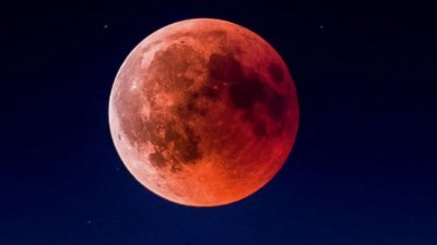 新加坡科学馆建议，下月8日，傍晚7时后，公众前往可清楚看见东方地平线的地点观赏血月。