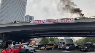 今日在北京一座繁忙高架桥上出现了两幅巨幅抗议标语，相关影片和照片在社交媒体广为流传，但绝大多数内容很快遭到中国社交媒体平台的屏蔽。