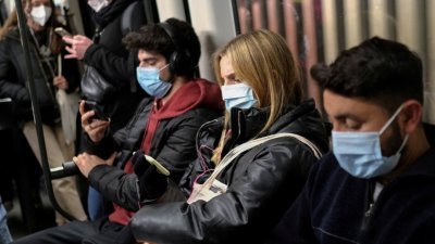 在西班牙巴塞罗那，通勤者戴著口罩搭地铁。（图取自路透社档案照）