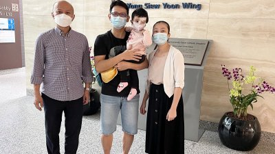 蔡瑞豪（左）到新加坡医院探访郑萍荌，郑义林及Zen Meilani感谢大众的捐助，给力萍荌战胜病魔。