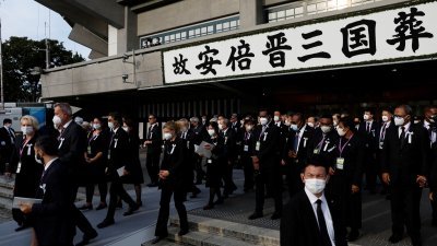 日本前首相安倍晋三今年7月8日在奈良市被枪杀，国葬于上月29日在东京的日本武道馆举行。（图取自路透社）