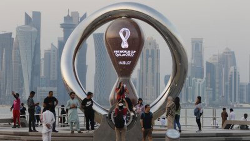 民众在卡塔尔首都多哈的2022年世界杯倒计时时钟参观拍照。（图取自路透社）