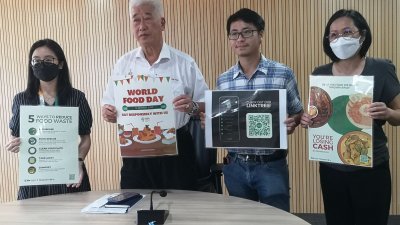 彭文宝（左2）偕同胡慧清（左起）、陈毅轩及林慧慧召开记者会，呼吁餐厅及酒店业者减少食物浪费。