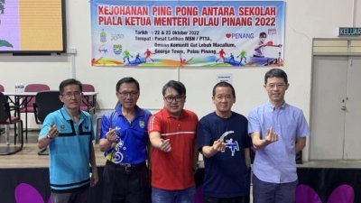 槟城乒乓总会将举办“2022年槟城首席部长杯校际乒乓球锦标赛”，左2起洪永泰及刘敬亿。

 