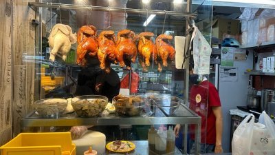 为了庆祝马来西亚新鲜肉鸡“回归”，OK Chicken Rice从周五至周日免费请长者吃鸡饭。