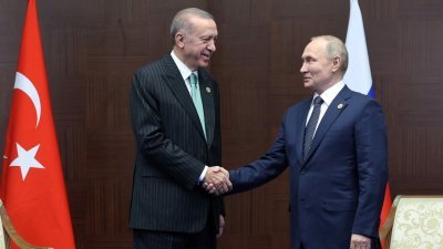 俄罗斯总统普京（右）周四与土耳其总统埃尔多安，在哈萨克首都阿斯塔纳相见欢。（图取土耳其总统府/路透社）