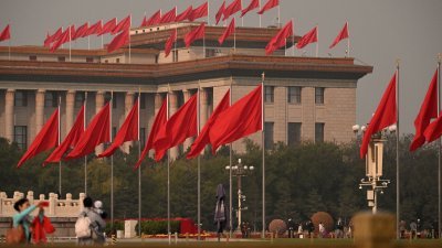 北京将迎来每5年一度的中共全国代表大会，人民大会堂及周边已挂满了红旗。（图取自法新社）