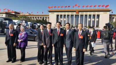 中国前国家主席胡锦涛之子胡海峰（右）与其他党代表合影。（图取自香港《星岛日报》）