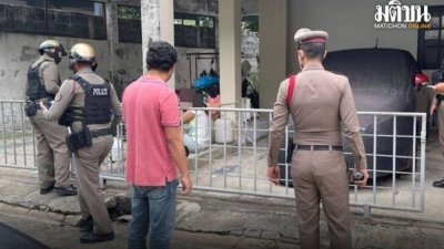 周六早上，泰国曼谷曼凯区的一座双层联排别墅有两名男子被枪杀，警察和救援人员赶往现场调查。（网络图片）