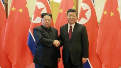 朝鲜最高领导人金正恩2018年访华时，会见中国国家主席习近平并与之握手。（图取自朝中社/路透社）