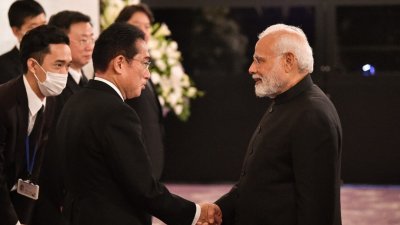 9月27日，在日本前首相安倍晋三的国葬仪式结束后，日本首相岸田文雄（左）在东京浅草国宾馆举行招待会前欢迎印度总理莫迪。（图取自路透社）