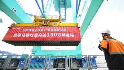 天津港全球首个“智慧零碳”码头于上周四仅用时33个月，创下从开工建设到完成100万标准箱作业的全球自动化集装箱码头用时最短纪录。（图取自中新社）