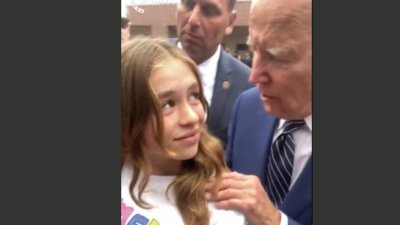 美国总统拜登近日在加州出席活动时，突然对一名少女搭肩，还劝告对方“30岁前别对男人认真”，诡异的举措引发外界议论。（图截取自推特）