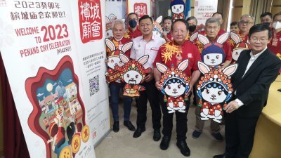 曹观友（右）偕同郑来兴（左2起）及梁景辉等人，一同为2023年槟城庙会主持推介礼。