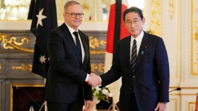 澳洲总理阿尔巴尼斯上月27号访日时，与日相岸田文雄友好握手。（图取自路透社）