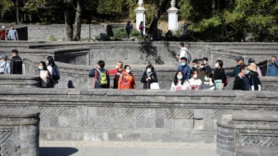 北京圆明园在周二迎来罹难162周年纪念日，为铭记历史，让更多的人走进圆明园，纪念日当天圆明园遗址公园对公众免费开放。图为民众在黄花阵（迷宫）参观。 （图取自中新社）