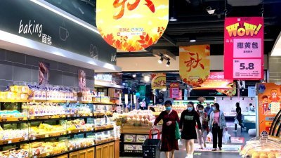 在中国福建省福州，市民在超市购物。（图取自中新社）