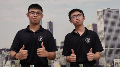 韩江中学的吴岳凯（右）和吴岳杰（左）两兄弟以智能浴室加热器系统在本年度的国际学生研究与创新博览会获得1项金牌凯旋而归，为校争光。
