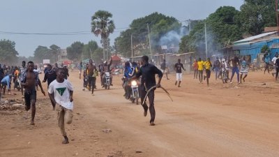 民众在乍得首都恩贾梅纳示威，要求政府还政于民。（图取自路透社）