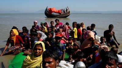 缅甸罗兴亚难民在孟加拉国科克斯巴扎尔附近的海岸边，等待接受孟加拉国边防警卫队的问话。（路透社档案照）