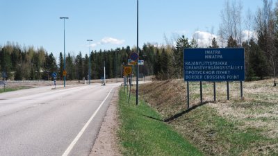 上月有大量俄罗斯人涌入芬兰，芬兰边防卫队表示有必要在最关键地区加建长约130至260公里的障碍物。图为芬兰东南部伊马特拉的一个芬俄边境点。（图取自法新社）