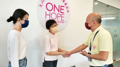 杨连芳向蔡瑞豪道谢，感谢大众的捐助，让她顺利接受治疗。