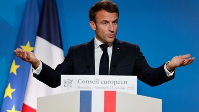 法国总统马克龙当地时间周五出席欧盟峰会后举行新闻发布会。（图取自法新社)