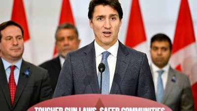 加拿大总理特鲁多当地时间周五宣布，即日起该国人民不得在境内买卖或转让手枪，也不得将新购的手枪带入国。（图取自路透社）
