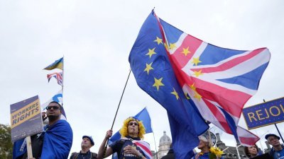 英国民众于当地时间周六走上伦敦街头，要求重返欧盟。（图取自路透社）