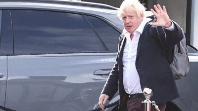 英国前首相约翰逊当地时间周六，步出盖特威克机场。（图取自路透社）