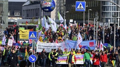德国柏林（图）、法兰克福和汉诺威等6个城市，周六有大批民众上街，抗议能源价格和生活成本上升，要求政府更快地摆脱化石燃料。 （图取自法新社）