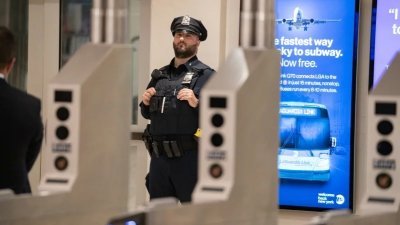 纽约市将增派1200名警察，在全市300多个地铁站巡逻。（图取自纽约州长办公室/台湾联合报）