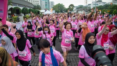 Pinktober路跑活动约超过1500人参与。
