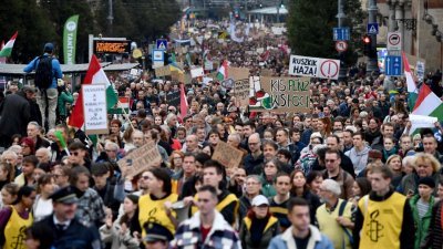 无法忍受失控通胀的匈牙利民众周日走上布达佩斯街头，抗议政府无作为并要求为教师加薪。（路透社）