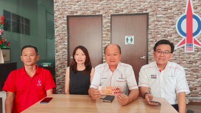 谢保恒（左3）宣布九洞区筹募备战大选基金晚宴席券已售罄。左起是叶国华、刘恩浩及陈松平。