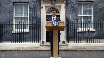 英国新任首相苏纳克周二在唐宁街10号首相府前，发表他就任以来的首份声明。（图取自路透社）