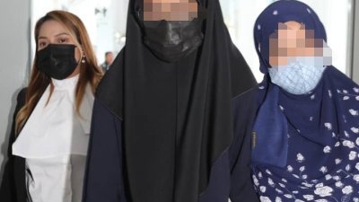 女被告（左2）和母亲十指相扣，在律师吉哈莎昔达纳迪亚（左）的陪同下前往新山少年法庭面控。
