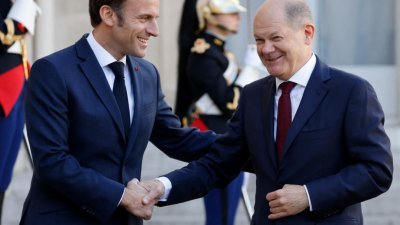 法国总统马克龙（左）当地时间周三在爱丽舍宫，欢迎到访的德国总理肖尔茨。（图取自法新社）
