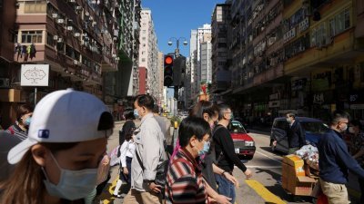 图为香港人来人往的街道。（图取自路透社）