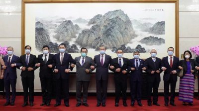 中国国务委员兼外长王毅（中）在北京会见东盟国家驻华使节。（图取自中国外交部官网）