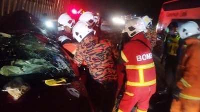 28岁华裔女乘客被夹困车内，消拯人员动用特殊仪器将她救出，不过最终仍回天乏术，证实当场毙命。
