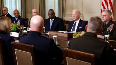 美国总统拜登当地时间周三与美国高阶国防官员会面，坐在他左右两边的分别是参谋长联席会议主席米利和国防部长奥斯汀。（图取自法新社）