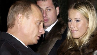 克谢尼娅（右）与普京2003年的合影。（图曲自美联社）