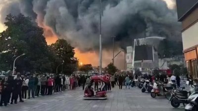 傍晚有网民在微博贴了一张火灾照，只见大批民众排队做核酸检测，背景有大片黑烟掩盖天空。