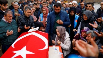土耳其14日传出煤矿爆炸事故，图为死者家属16日举办葬礼，与会者难掩哀痛，并为死难者祈祷。（路透社）